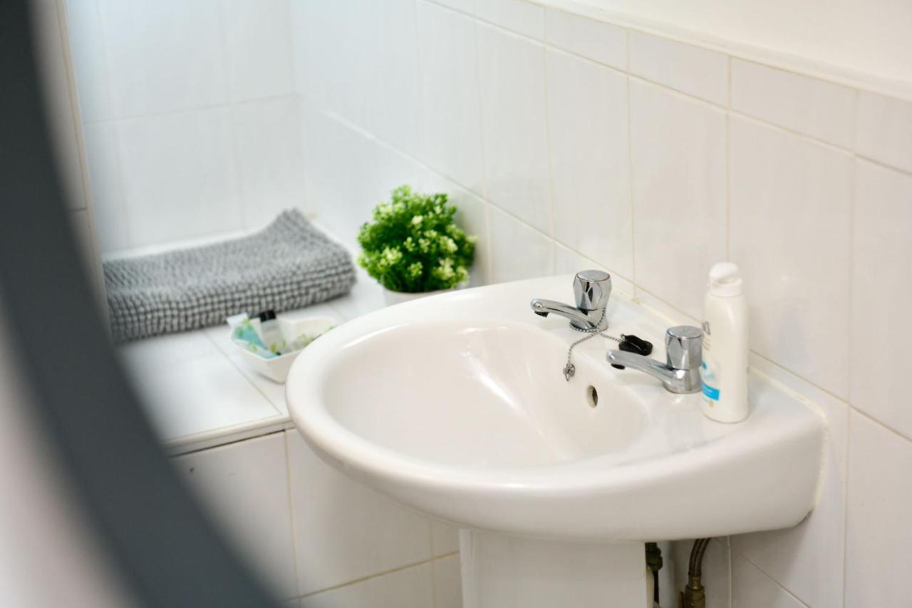 Spacious 2 Bedroom Apartment In The Heart Mumbles Екстер'єр фото