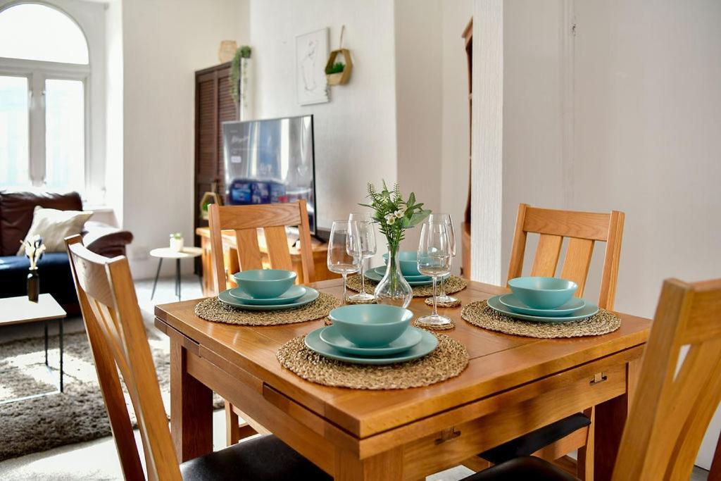 Spacious 2 Bedroom Apartment In The Heart Mumbles Екстер'єр фото