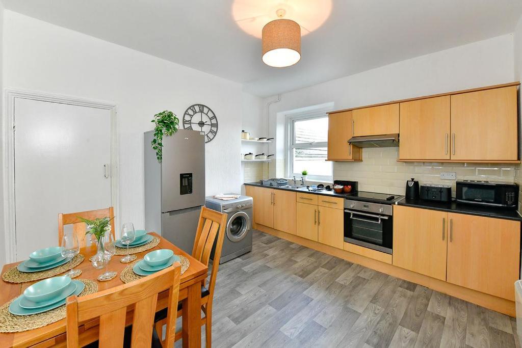 Spacious 2 Bedroom Apartment In The Heart Mumbles Екстер'єр фото